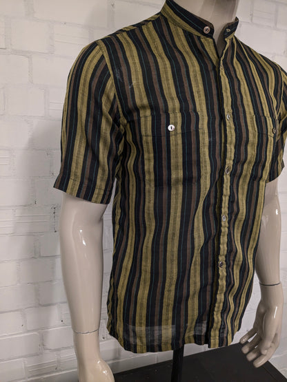 Escort-Hemd mit kurzen Ärmeln und kurzem Bauernkragen. Grün Braun Blau gestreift. Größe M.