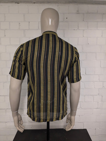 Escort-Hemd mit kurzen Ärmeln und kurzem Bauernkragen. Grün Braun Blau gestreift. Größe M.