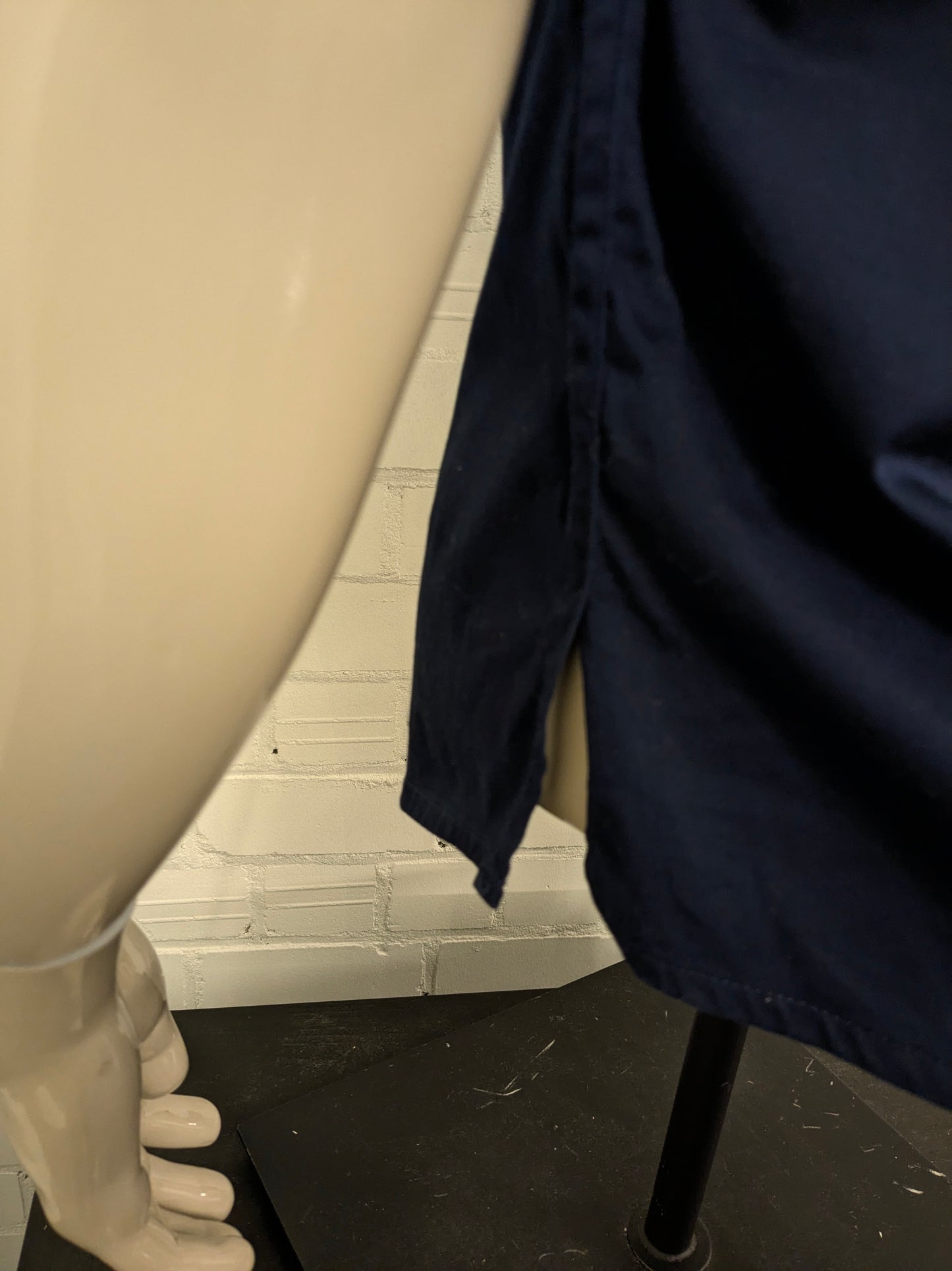 Vintage Nallem shirt. Donker Blauw gekleurd met knoop applicatie. Maat S / M. stretch.