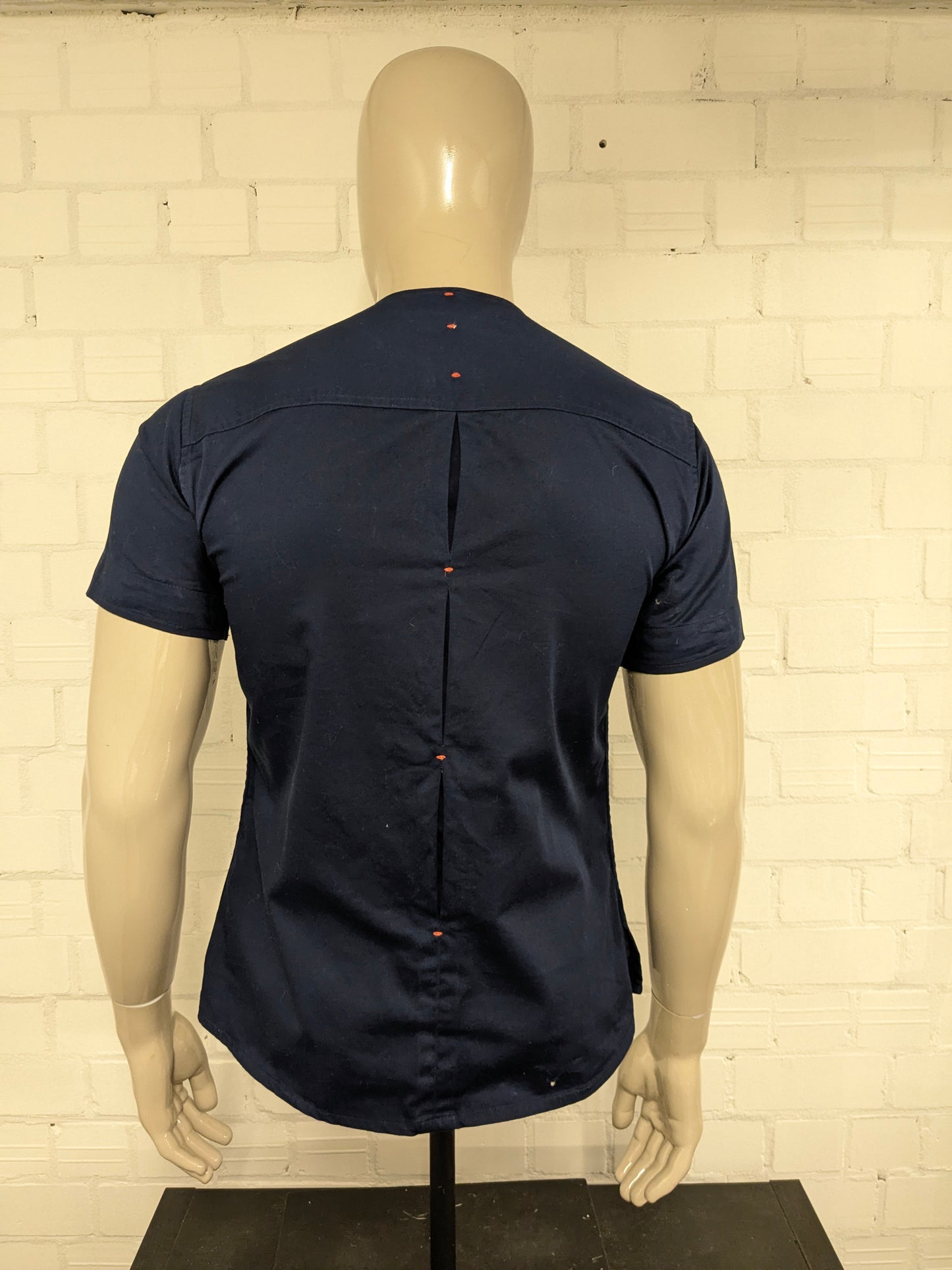 Vintage Nallem shirt. Donker Blauw gekleurd met knoop applicatie. Maat S / M. stretch.