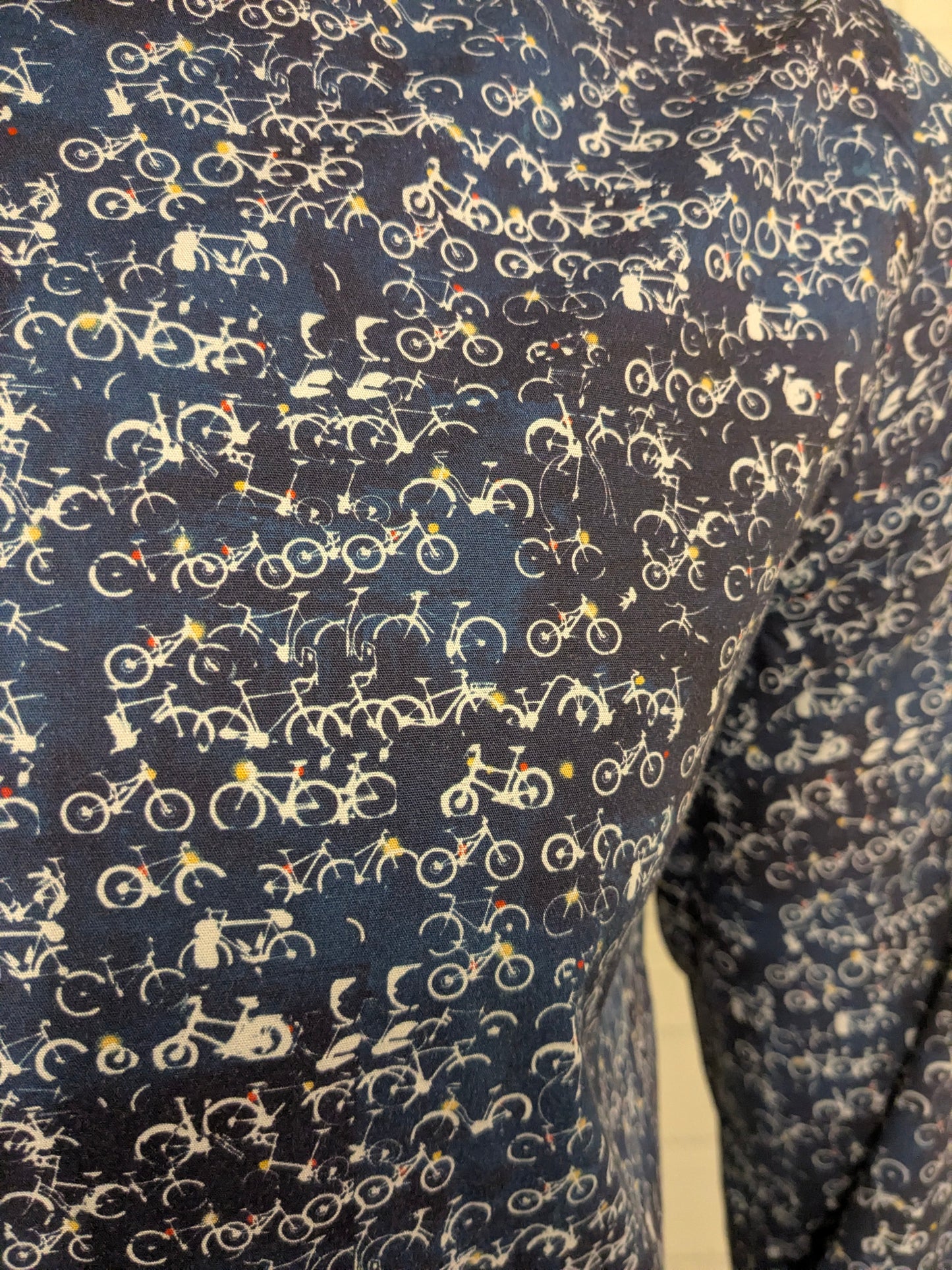 A Fish named Fred overhemd. Blauw Witte fietsen print. Maat L.