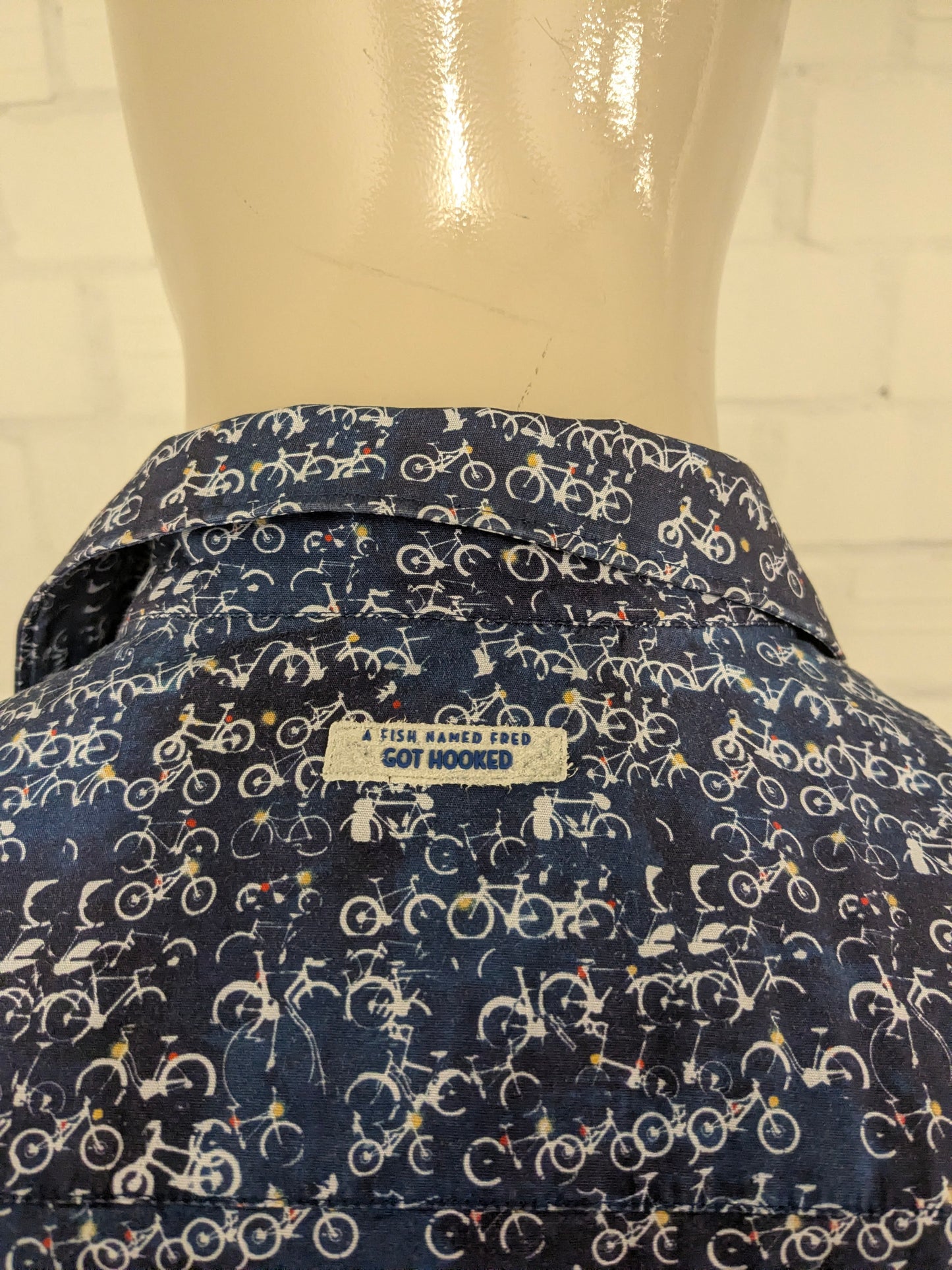 A Fish named Fred overhemd. Blauw Witte fietsen print. Maat L.