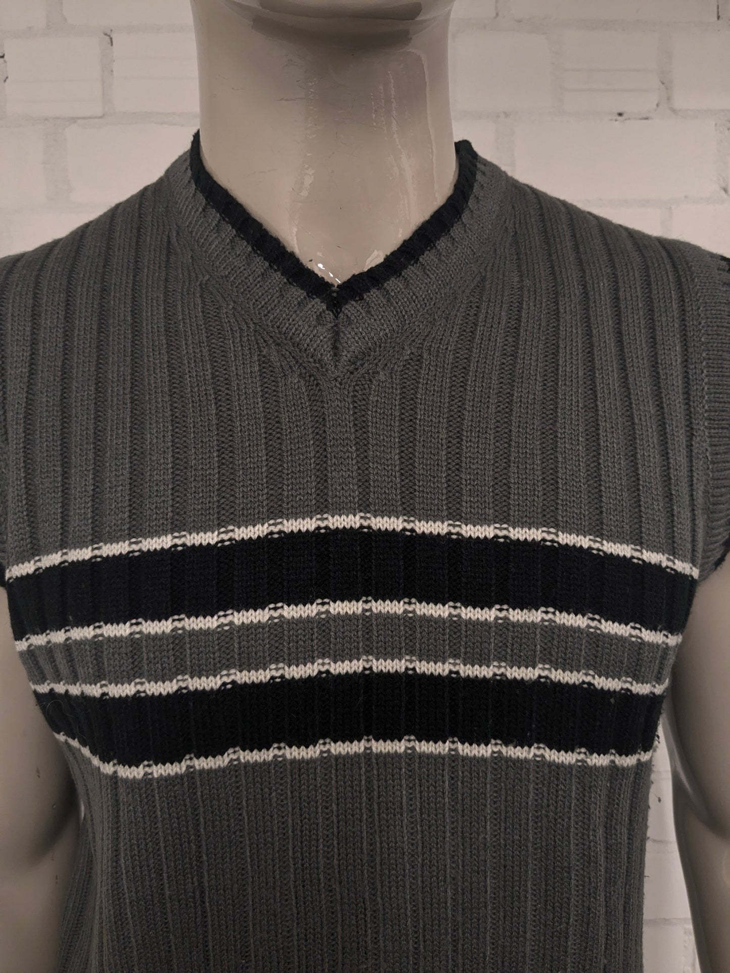 Cicerone spencer met V-Hals. Grijs Zwart Wit gekleurd. Maat M.