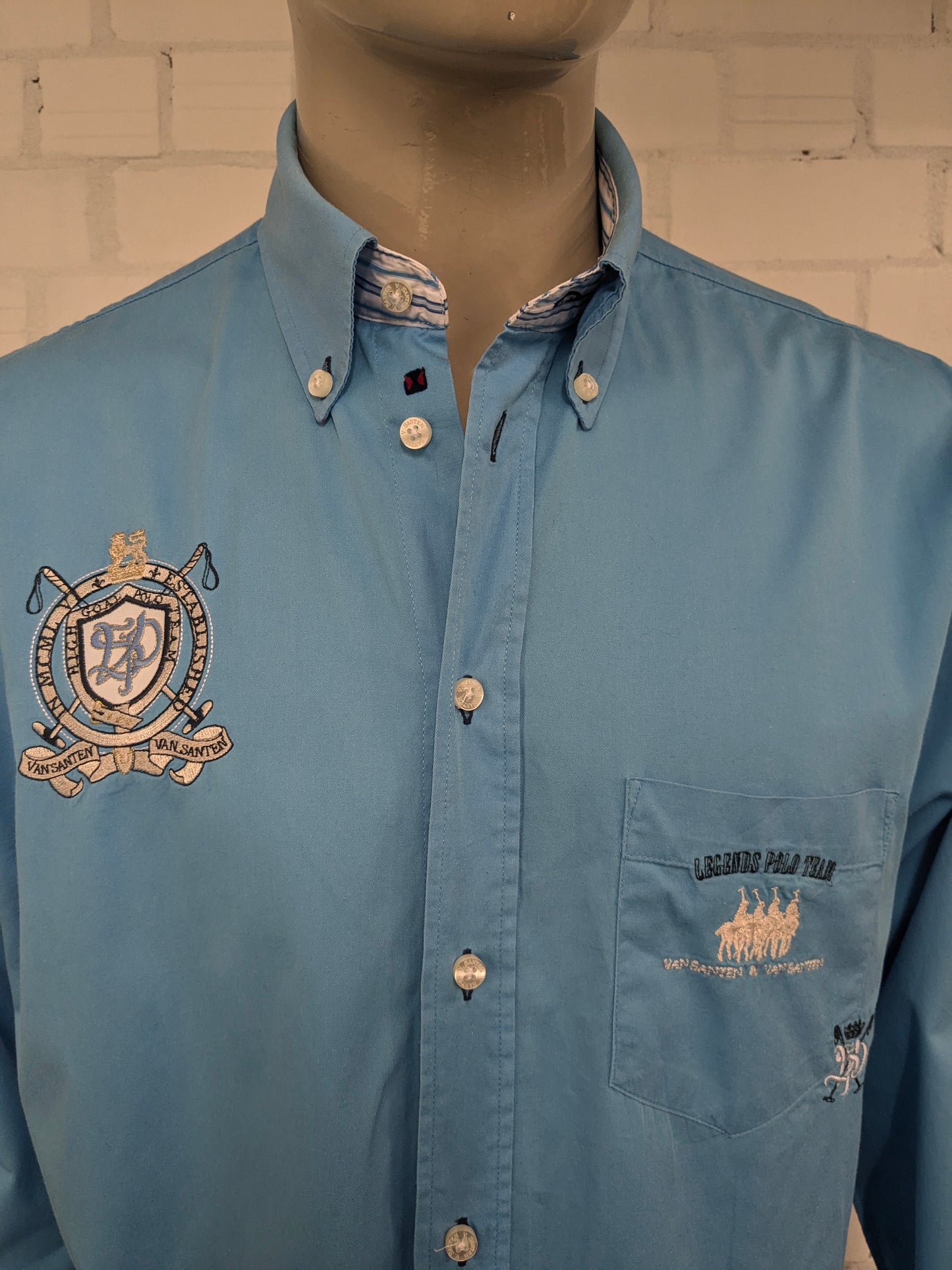 Van Santen & Van Santen overhemd. Blauw met verschillende applicaties. Maat XL.