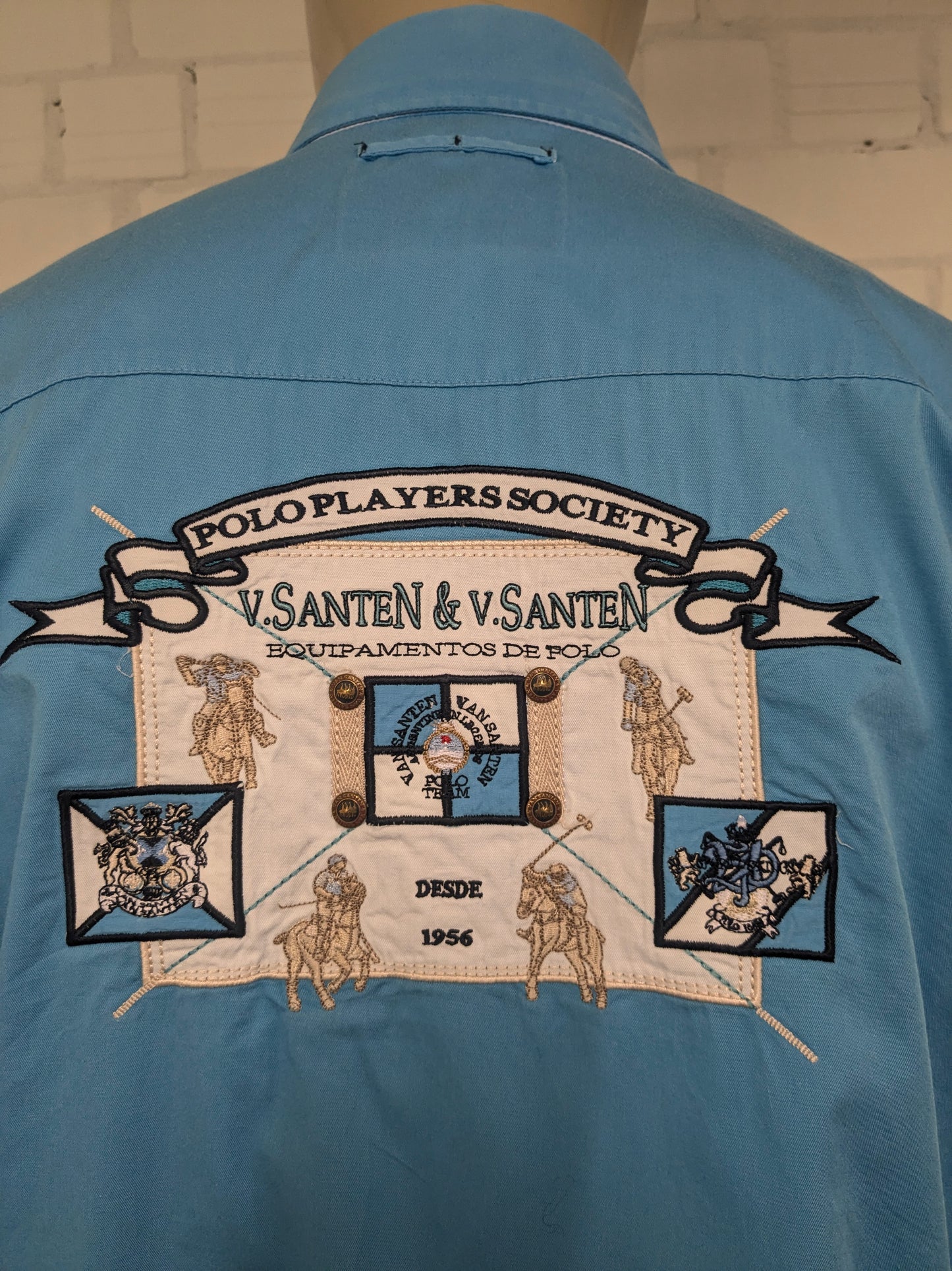 Van Santen & Van Santen overhemd. Blauw met verschillende applicaties. Maat XL.