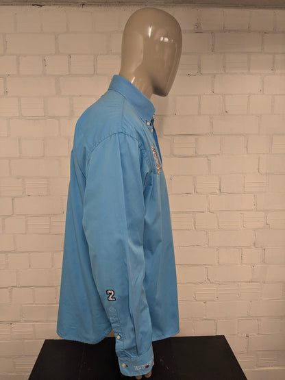 Van Santen & Van Santen overhemd. Blauw met verschillende applicaties. Maat XL.