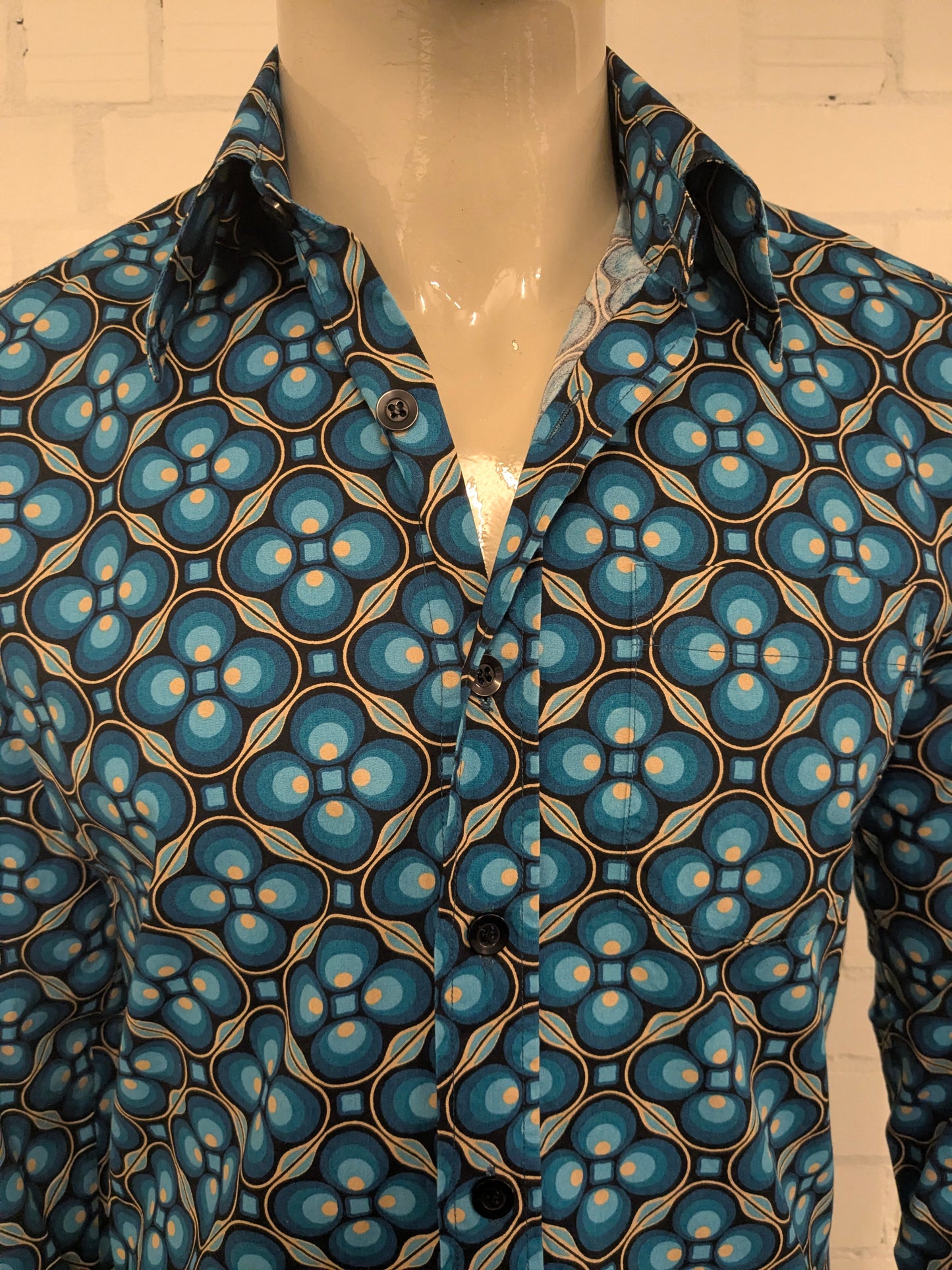 Chenaski overhemd. Blauw Beige Zwarte print. Maat M.