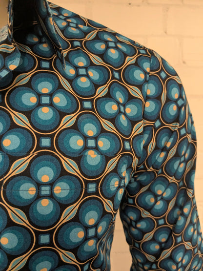 Chenaski overhemd. Blauw Beige Zwarte print. Maat M.