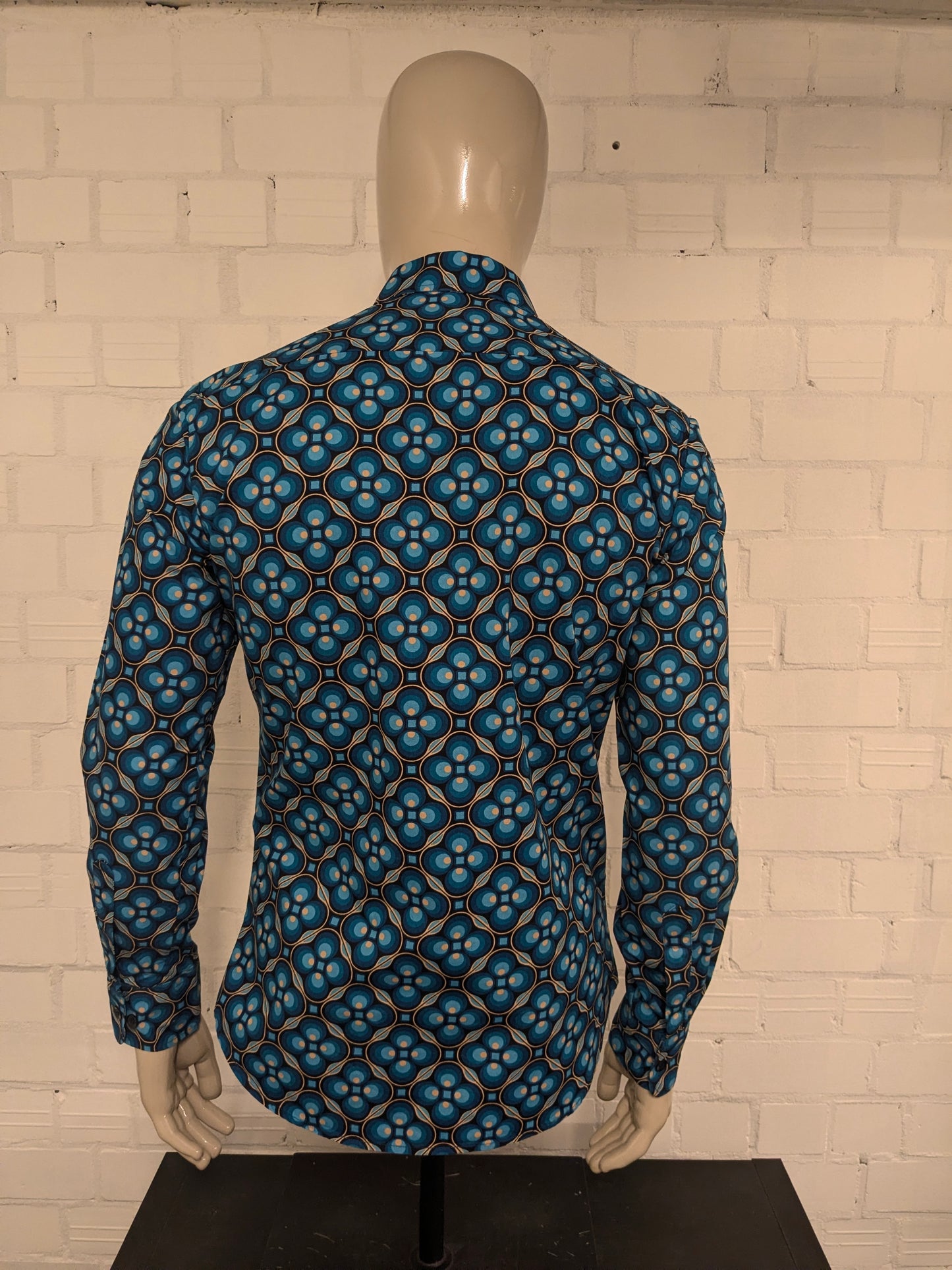 Chenaski overhemd. Blauw Beige Zwarte print. Maat M.