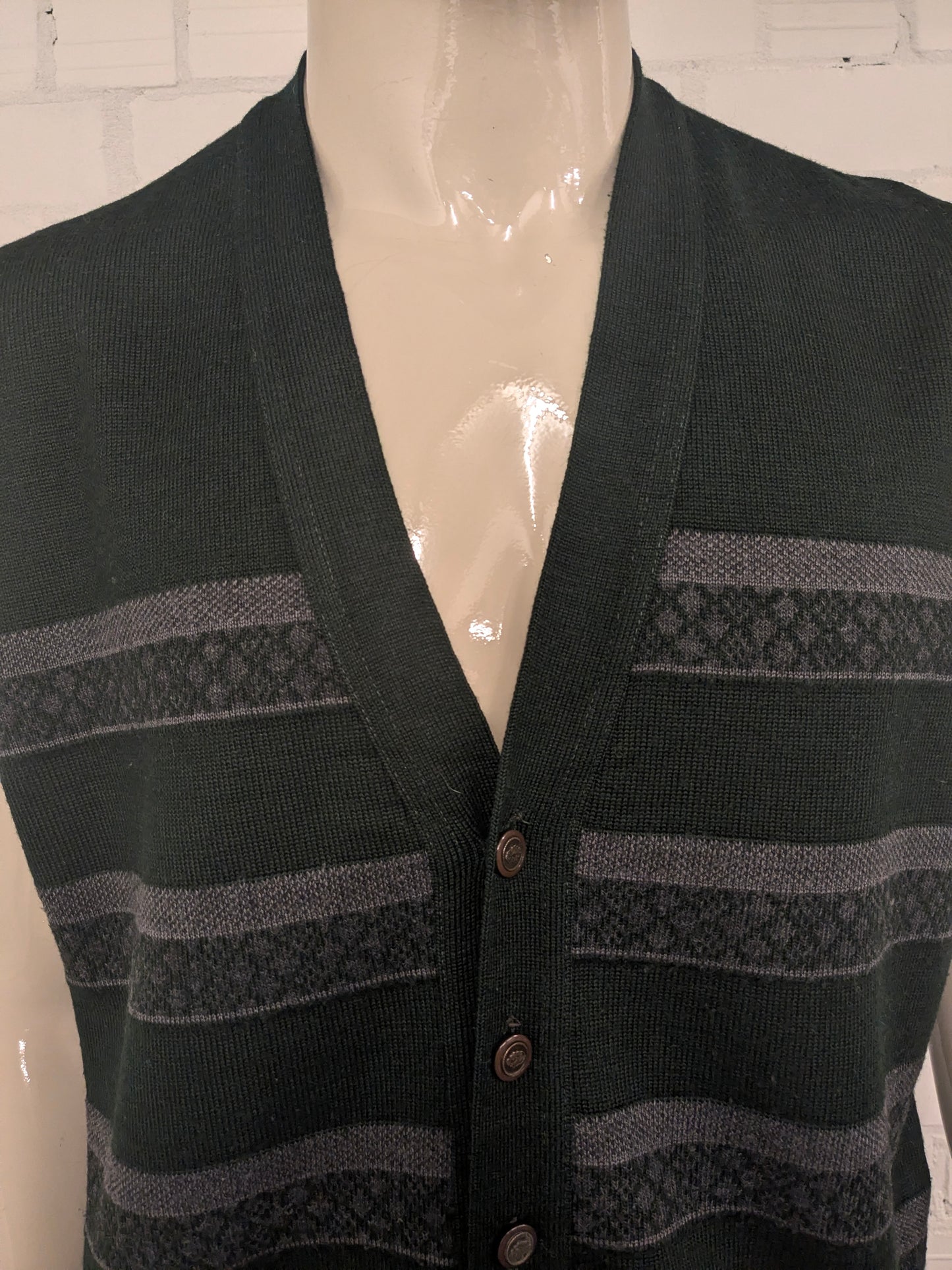 Spencer / cardigan en laine Castello vintage avec de beaux boutons. De couleur gris vert. Taille XL.