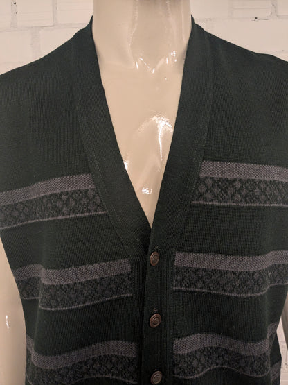 Spencer / cardigan en laine Castello vintage avec de beaux boutons. De couleur gris vert. Taille XL.