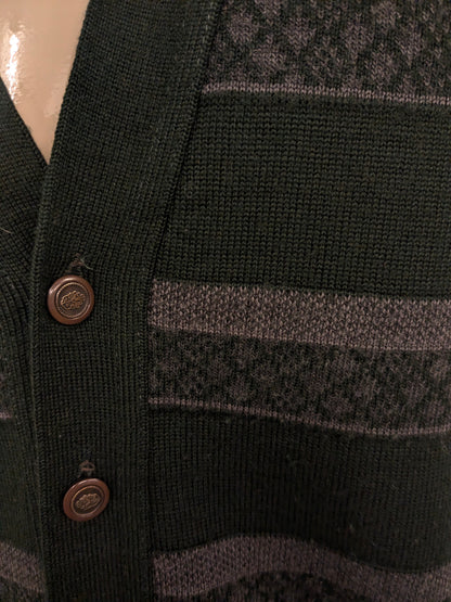 Spencer / cardigan en laine Castello vintage avec de beaux boutons. De couleur gris vert. Taille XL.
