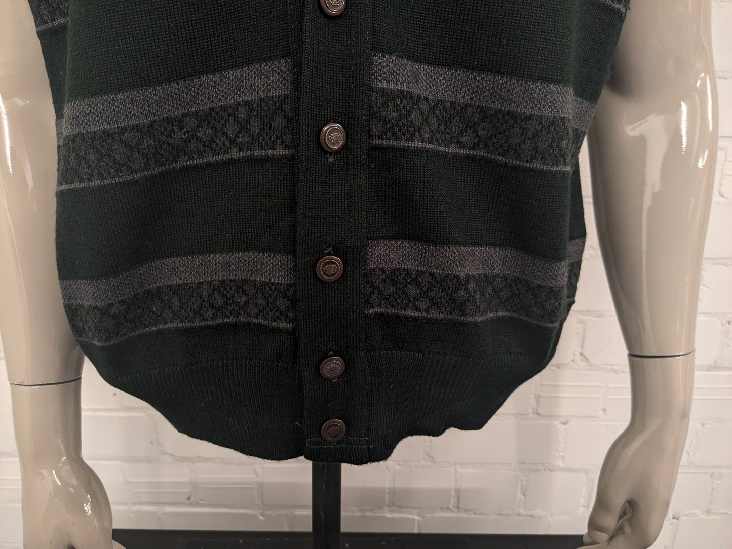 Spencer / cardigan en laine Castello vintage avec de beaux boutons. De couleur gris vert. Taille XL.