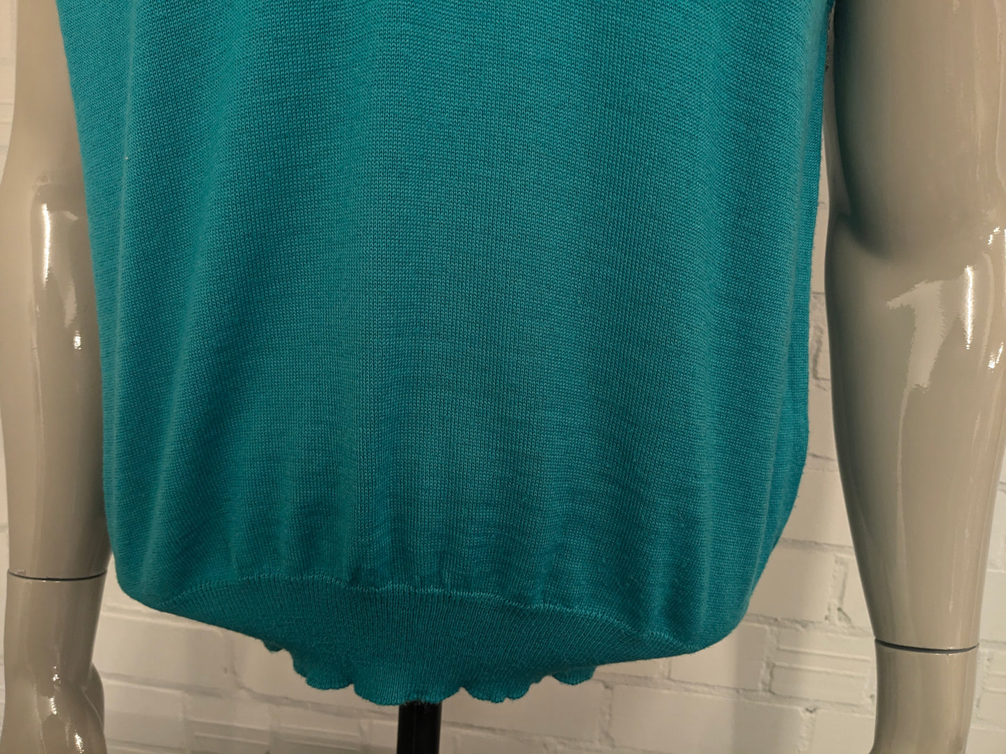 Vintage Sergio Tacchini Wollen spencer met V-Hals. Groen gekleurd. Maat L.