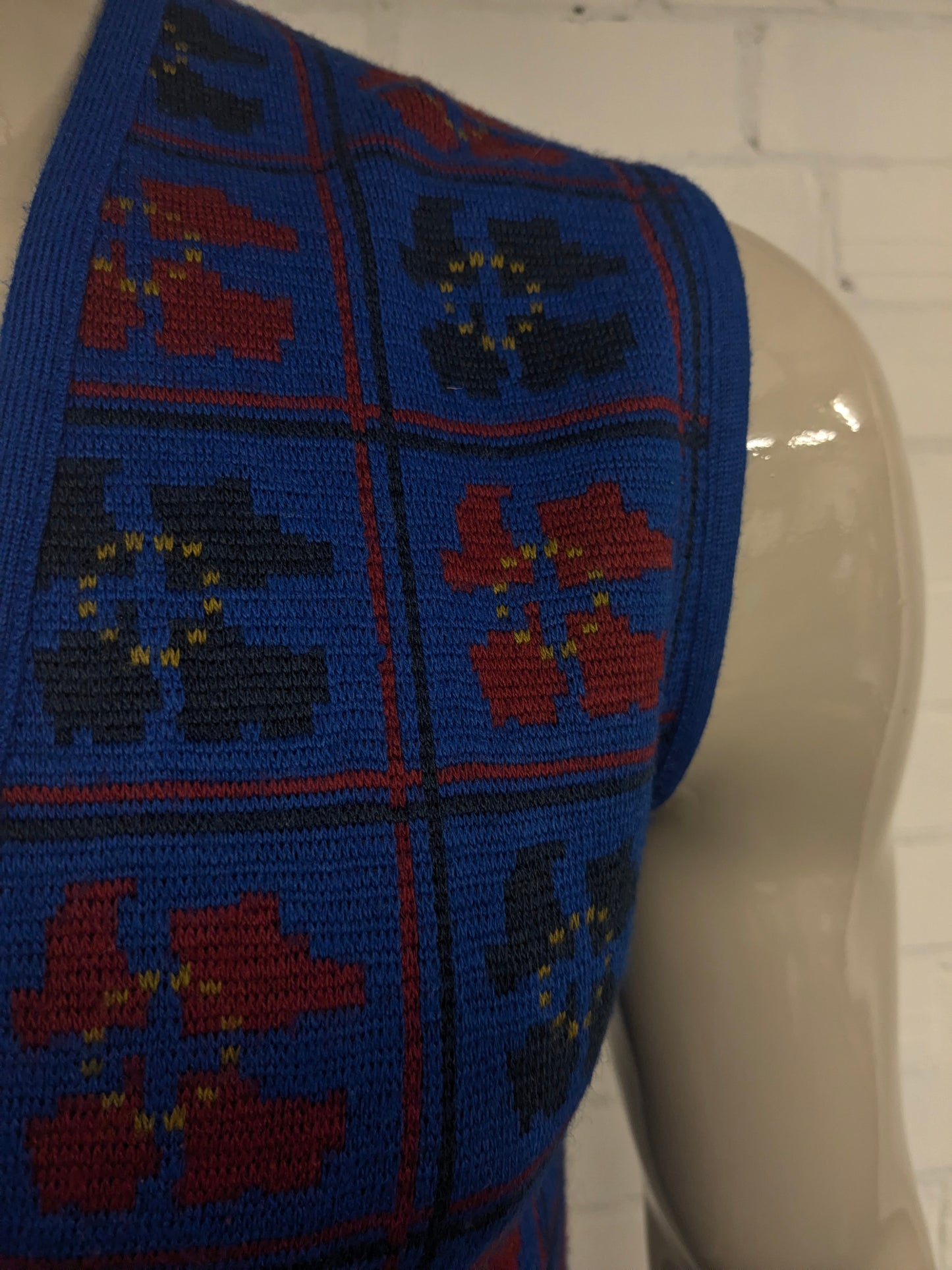 Vintage Rodier Paris Wollen spencer / vest. Rood Zwart Blauw gekleurd. Maat S.