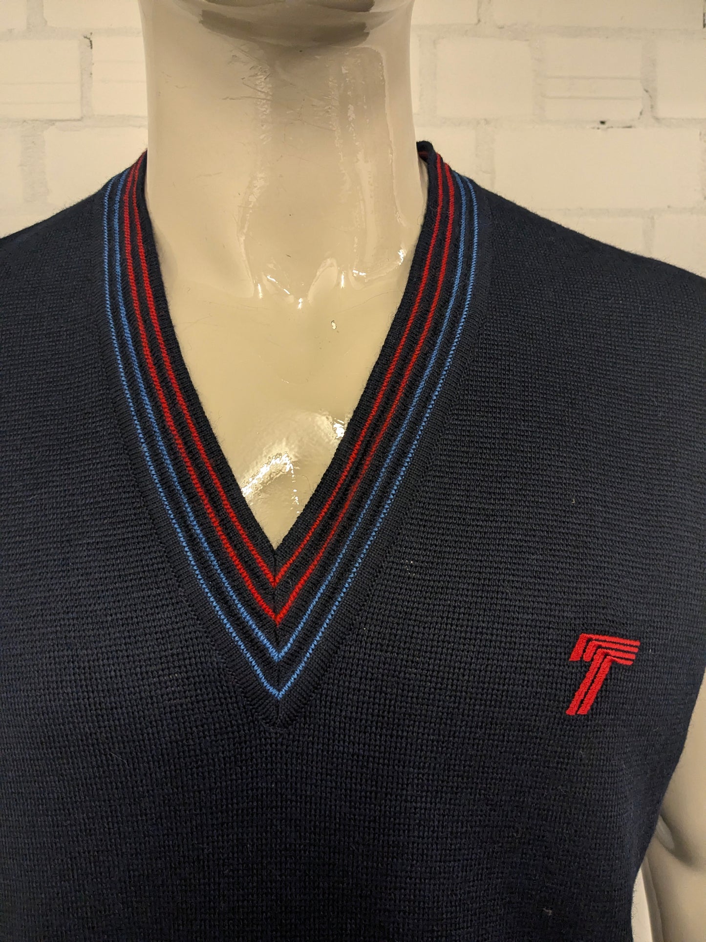 Vintage Belika spencer met V-hals. Donker Blauw Rood gekleurd. Maat XL.