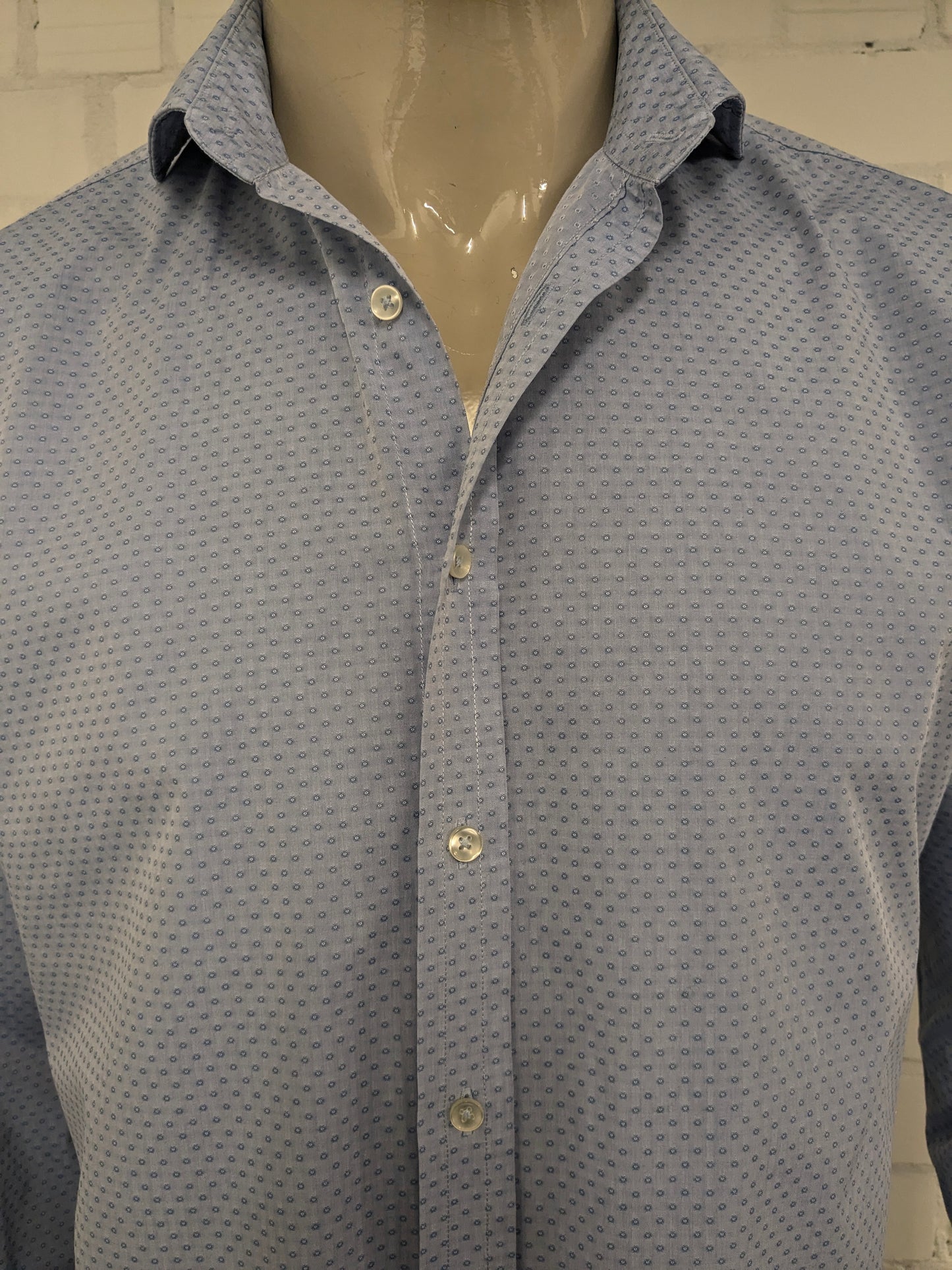Van Gils overhemd. Licht Blauw Licht Glanzend bolletjes motief. Maat 41 / L. skin cut.