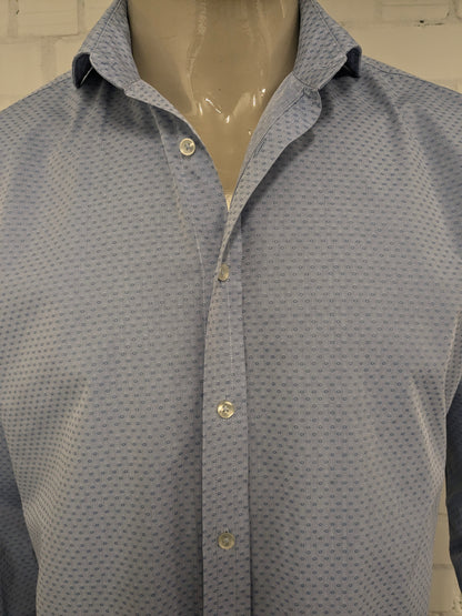 Van Gils overhemd. Licht Blauw Licht Glanzend bolletjes motief. Maat 41 / L. skin cut.