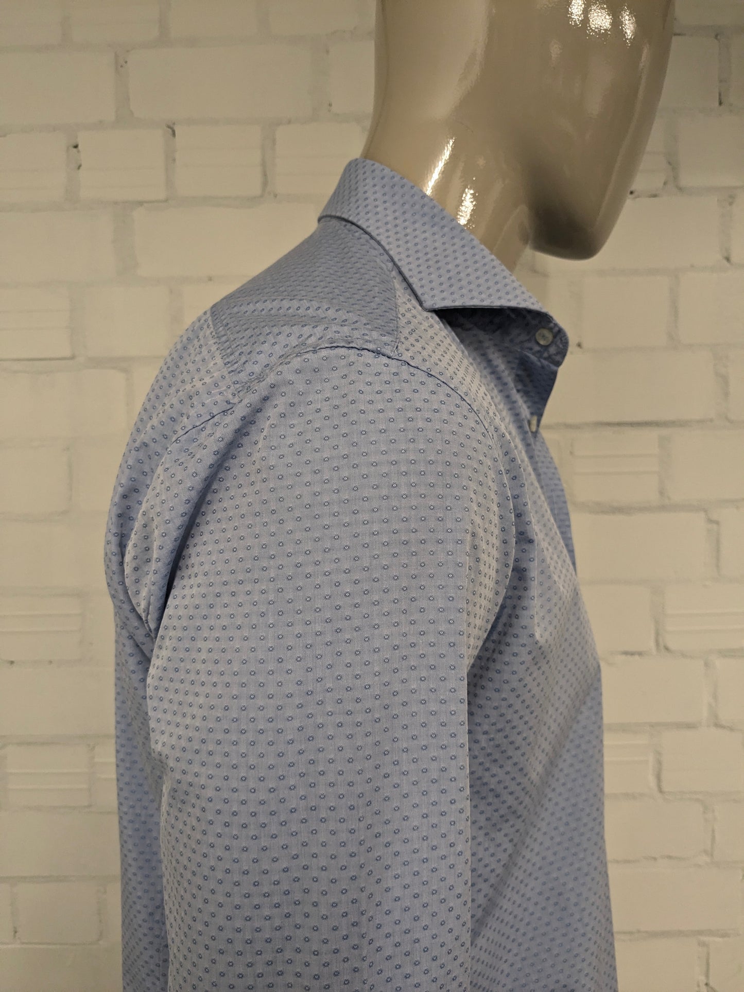 Van Gils overhemd. Licht Blauw Licht Glanzend bolletjes motief. Maat 41 / L. skin cut.