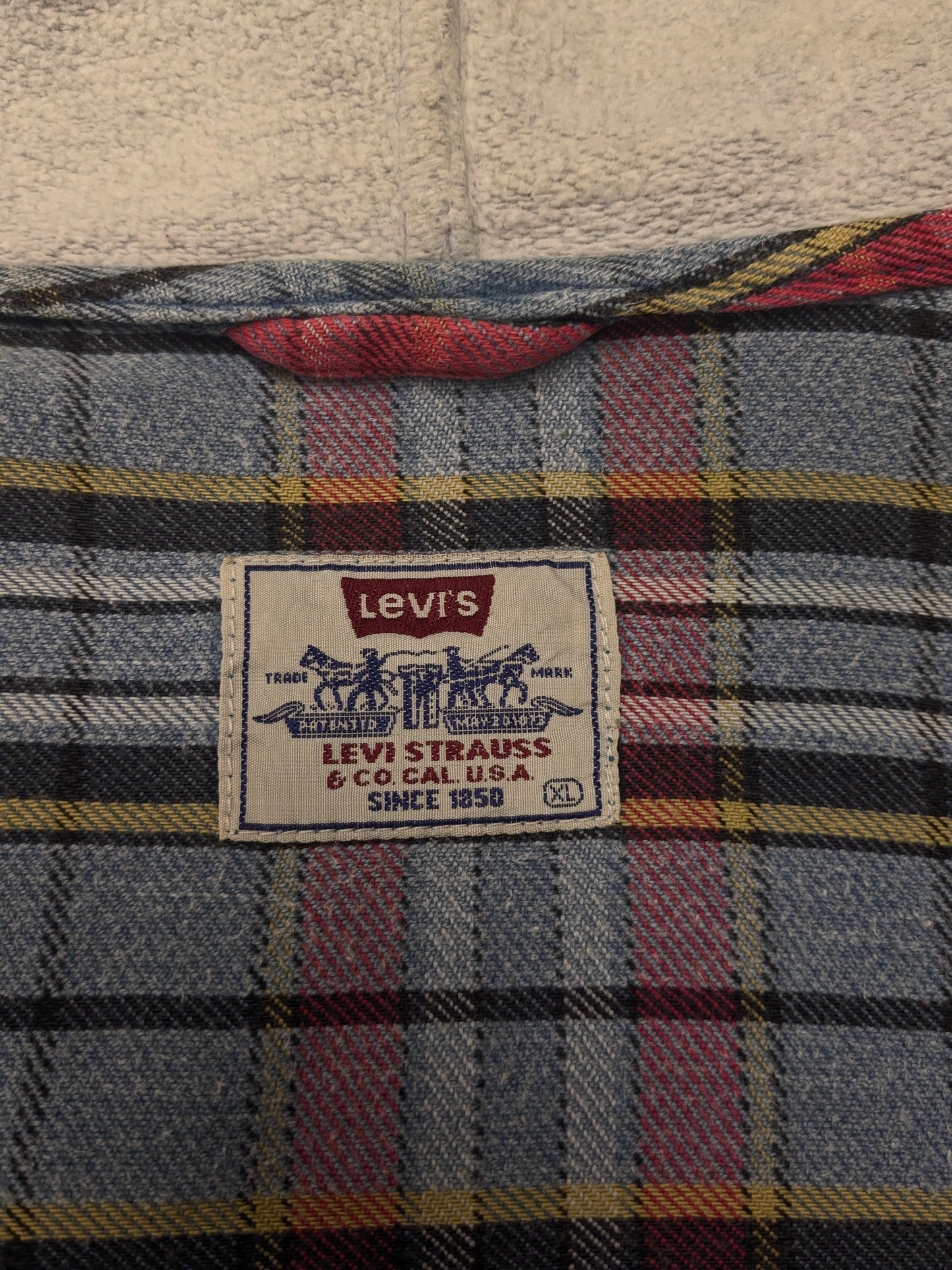 Chemise vintage Levi's Flannel avec boutons-pression et capuche. Bleu Rouge Blanc Jaune à carreaux Taille 2XL / XXL.
