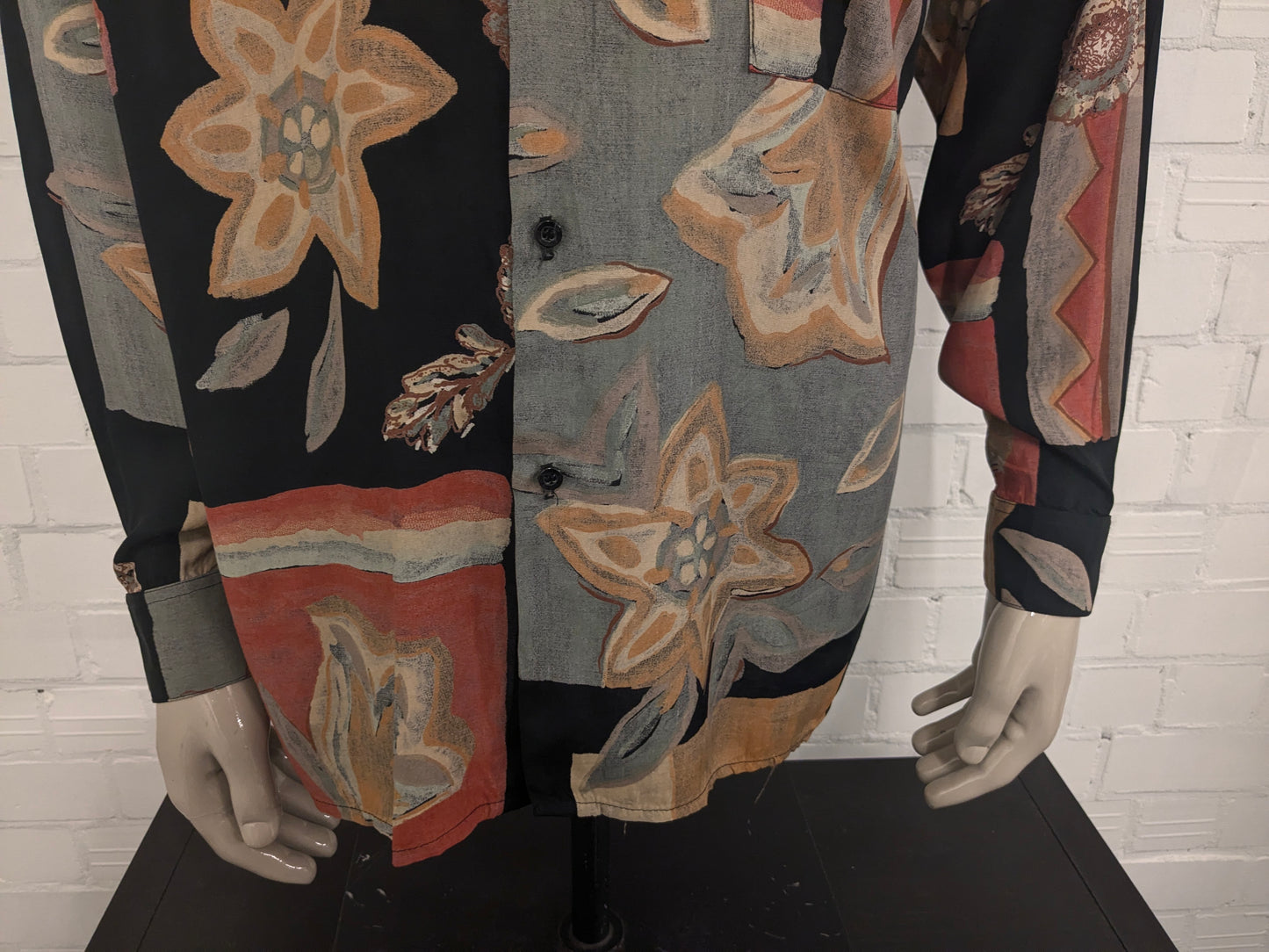 Vintage Black Dolphin 80'x / 90's overhemd. Zwart Oranje Rode print. Maat XL.