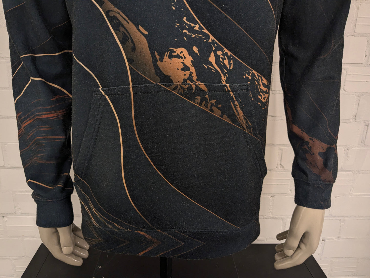 Mr Gugu & Miss Go hoodie. Green Gold colored print. Size XL.