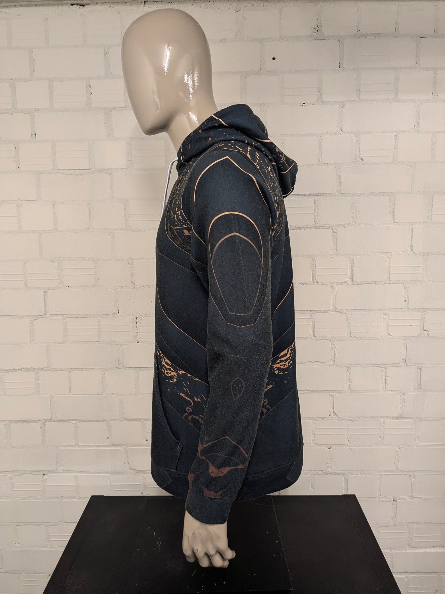 Mr Gugu & Miss Go hoodie. Green Gold colored print. Size XL.