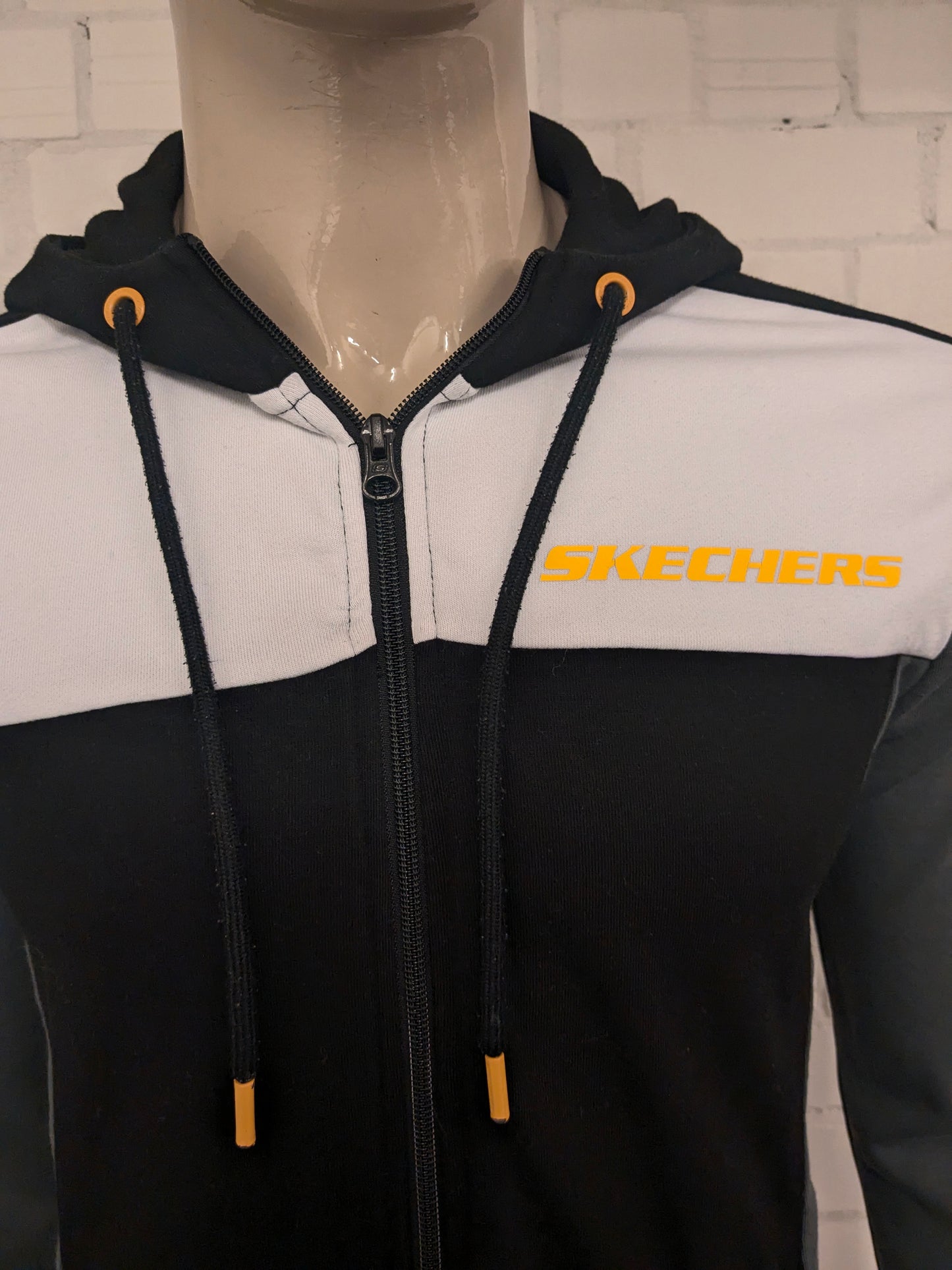 Sketches vest met capuchon. Wit Grijs Zwart gekleurd. Maat S.