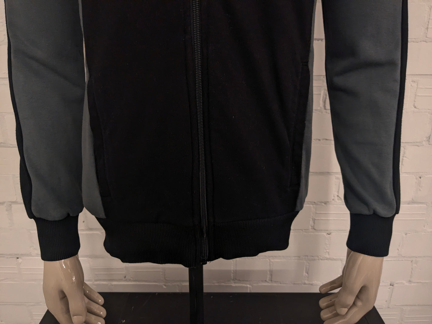 Sketches vest met capuchon. Wit Grijs Zwart gekleurd. Maat S.