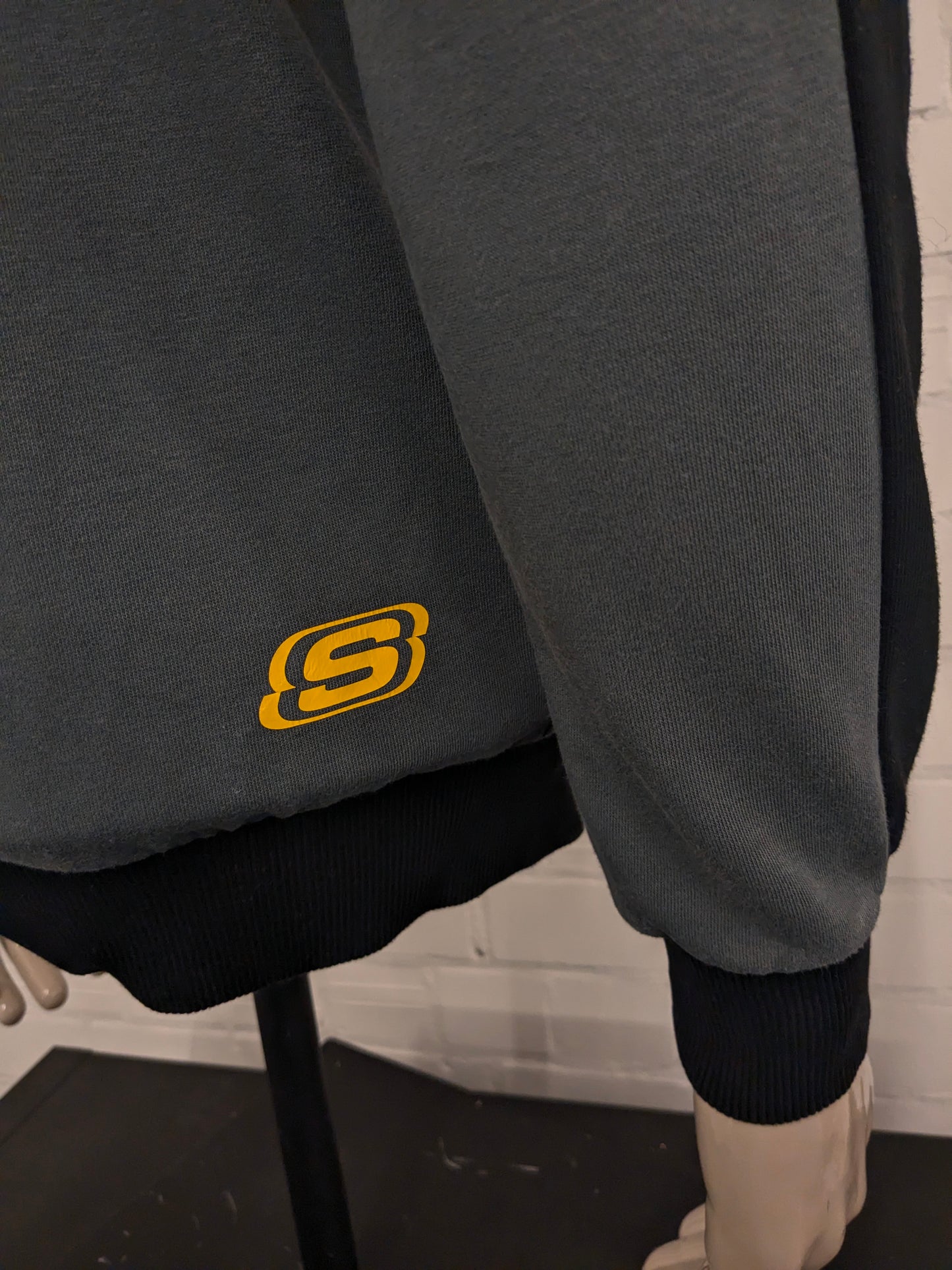 Sketches vest met capuchon. Wit Grijs Zwart gekleurd. Maat S.