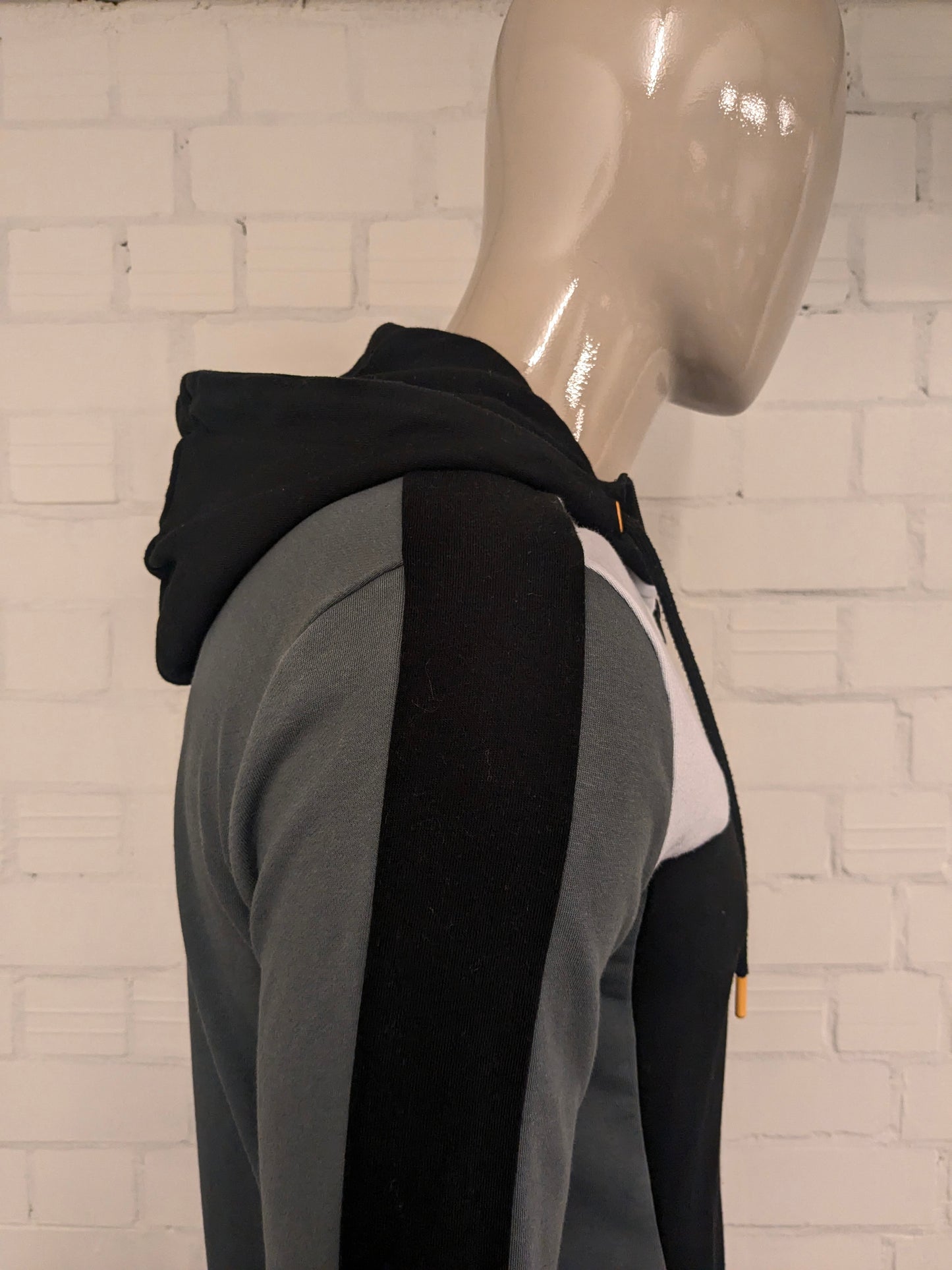 Sketches vest met capuchon. Wit Grijs Zwart gekleurd. Maat S.