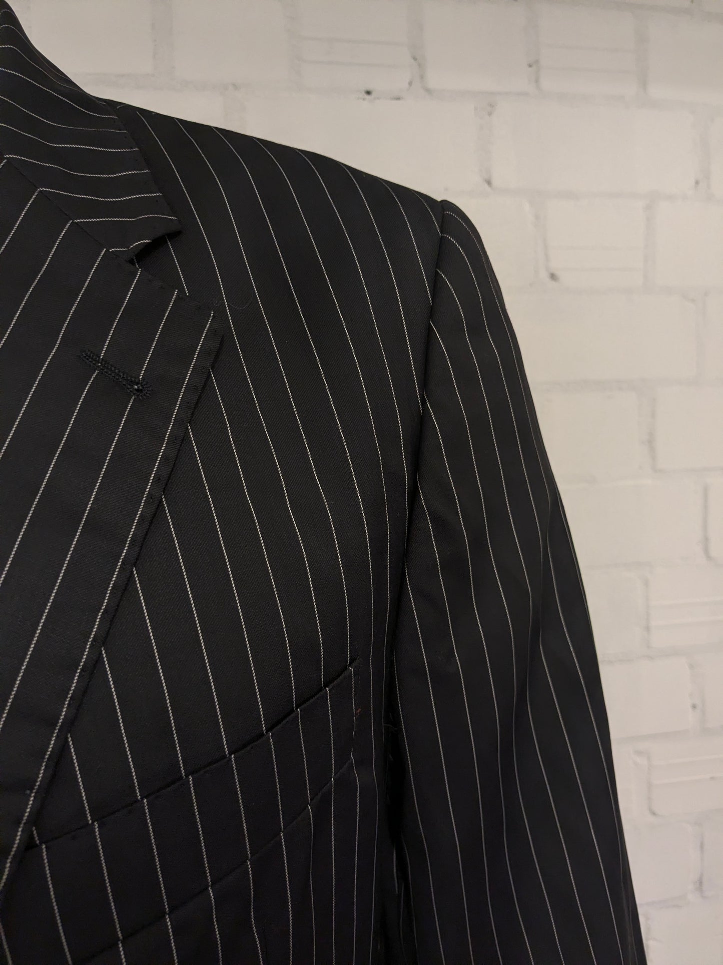 Kool Businees colbert. Zwart Wit gestreept / krijtstreep. Maat 104 (52 / L).