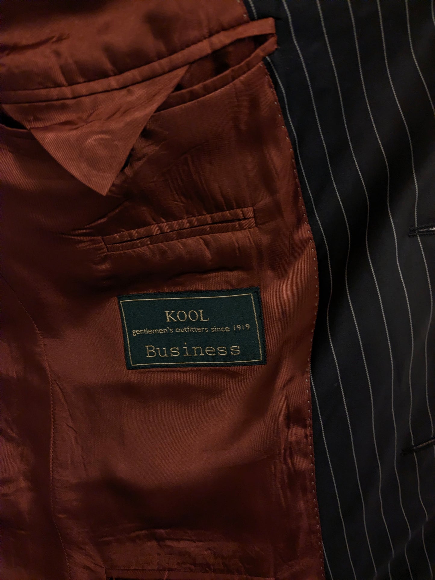 Kool Businees colbert. Zwart Wit gestreept / krijtstreep. Maat 104 (52 / L).