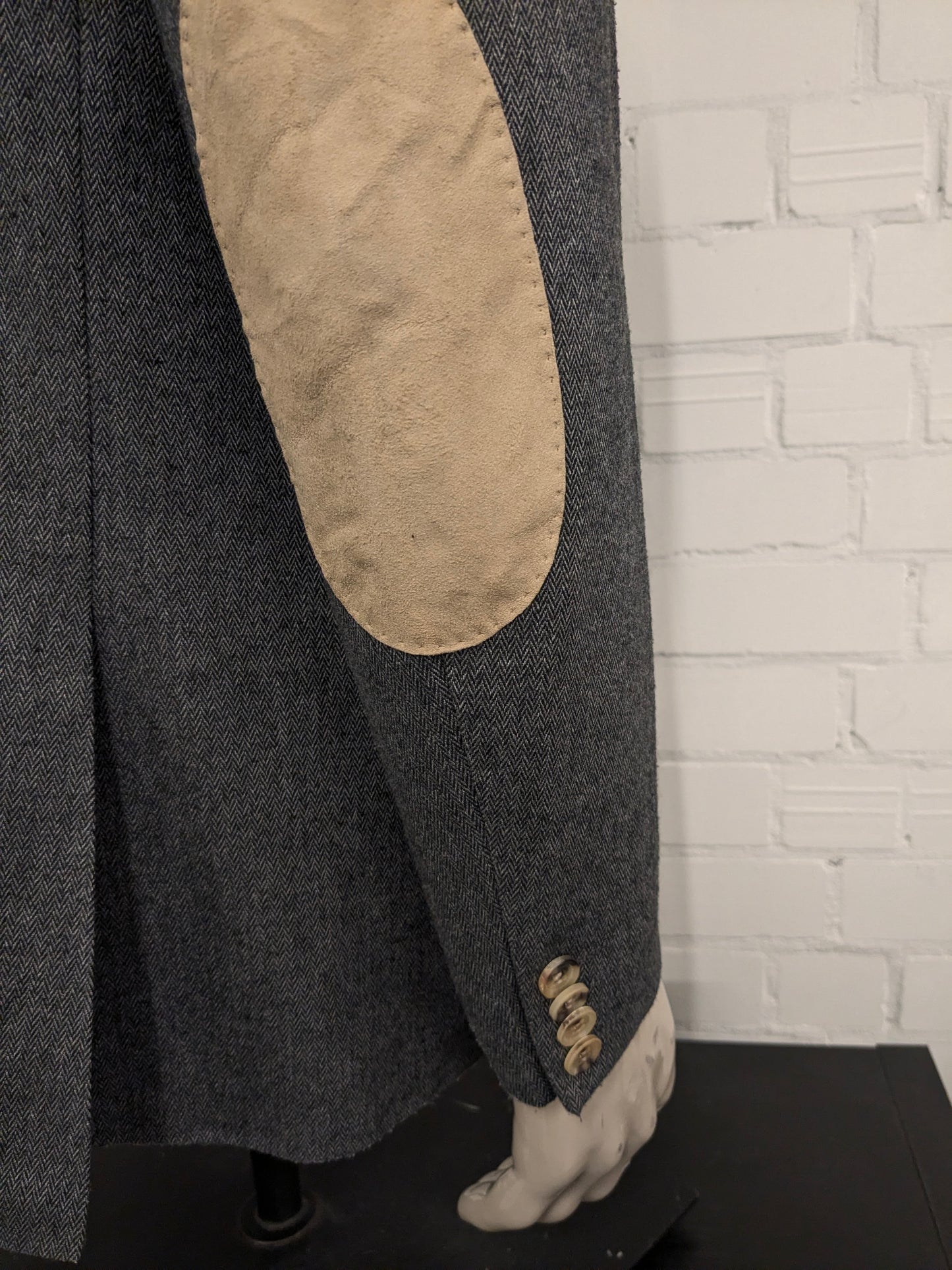 Jaguar Wollen colbert met suède elleboogstukken. Zwart Grijs visgraat motief. Maat 56 / XL.