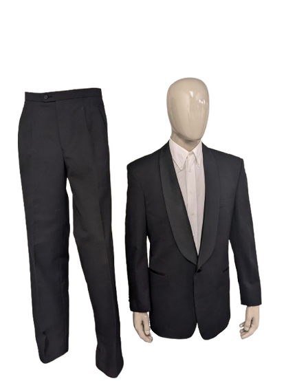 Smoking (Combinatiemaat). Zwart gekleurd. Colbert mt 26. Pantalon mt 106.
