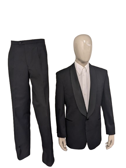Smoking (Combinatiemaat). Zwart gekleurd. Colbert mt 26. Pantalon mt 106.