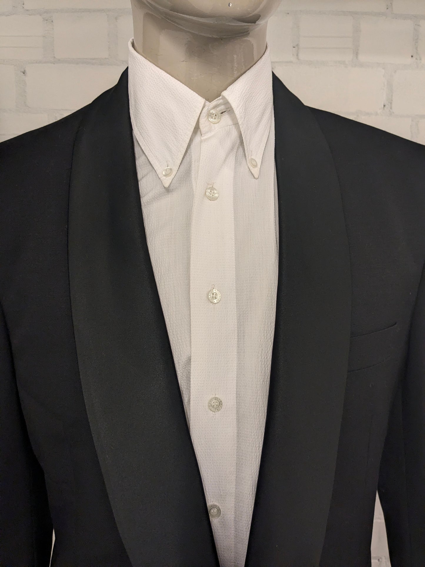 Smoking (Combinatiemaat). Zwart gekleurd. Colbert mt 26. Pantalon mt 106.