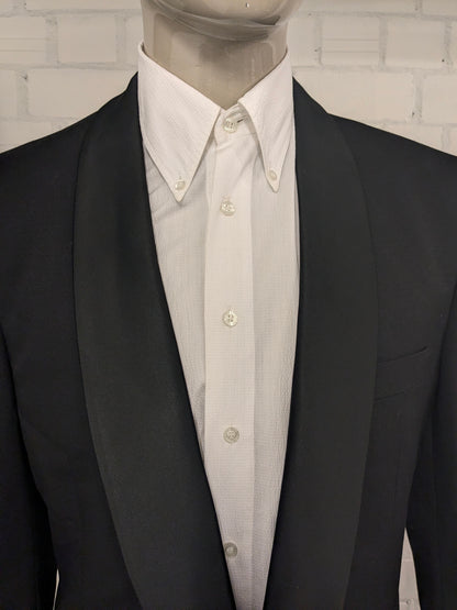 Smoking (Combinatiemaat). Zwart gekleurd. Colbert mt 26. Pantalon mt 106.