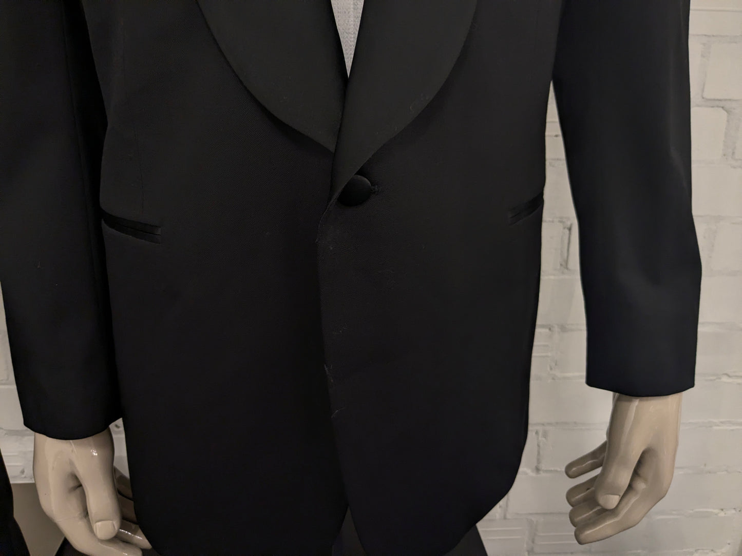 Smoking (Combinatiemaat). Zwart gekleurd. Colbert mt 26. Pantalon mt 106.