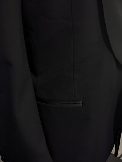 Smoking (Combinatiemaat). Zwart gekleurd. Colbert mt 26. Pantalon mt 106.