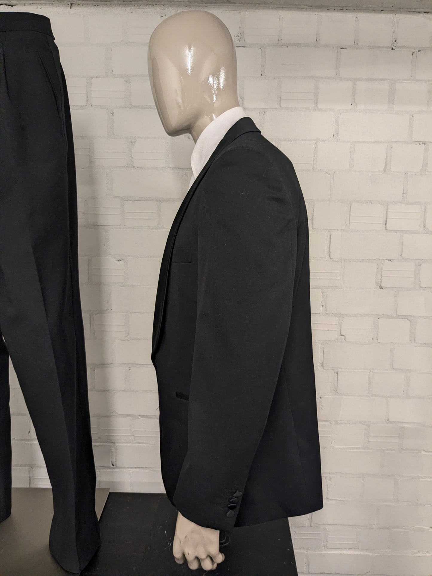 Smoking (Combinatiemaat). Zwart gekleurd. Colbert mt 26. Pantalon mt 106.