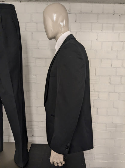 Smoking (Combinatiemaat). Zwart gekleurd. Colbert mt 26. Pantalon mt 106.