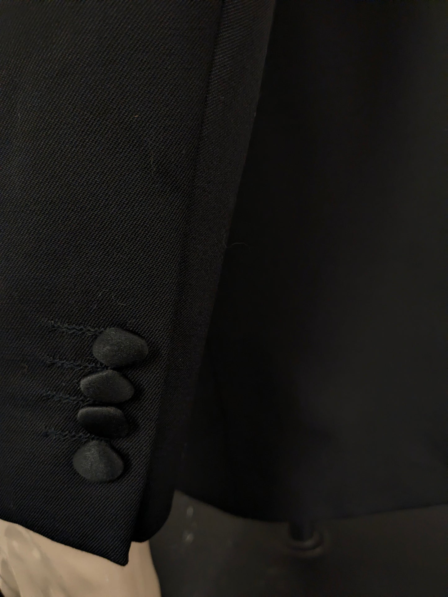 Smoking (Combinatiemaat). Zwart gekleurd. Colbert mt 26. Pantalon mt 106.