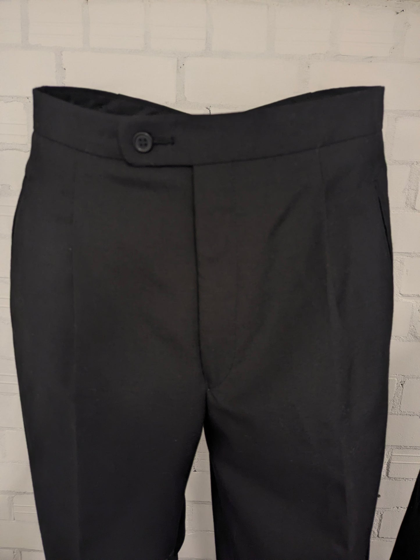 Smoking (Combinatiemaat). Zwart gekleurd. Colbert mt 26. Pantalon mt 106.