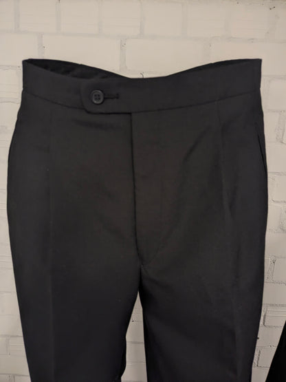 Smoking (Combinatiemaat). Zwart gekleurd. Colbert mt 26. Pantalon mt 106.