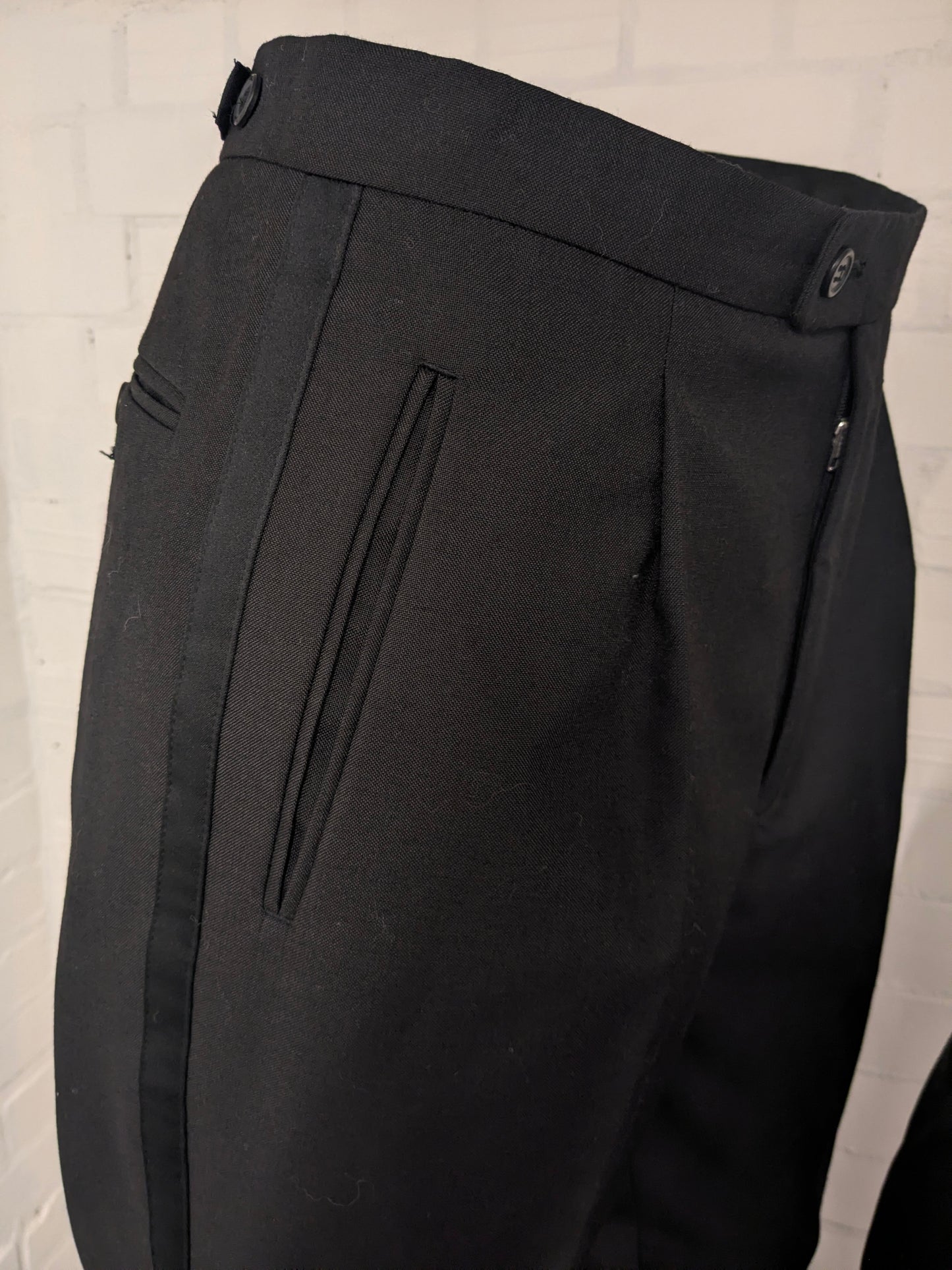 Smoking (Combinatiemaat). Zwart gekleurd. Colbert mt 26. Pantalon mt 106.