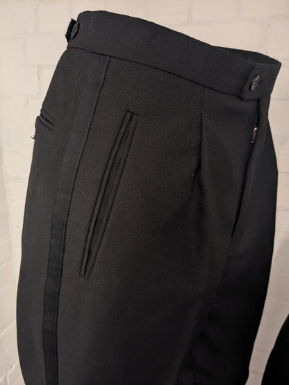 Smoking (Combinatiemaat). Zwart gekleurd. Colbert mt 26. Pantalon mt 106.