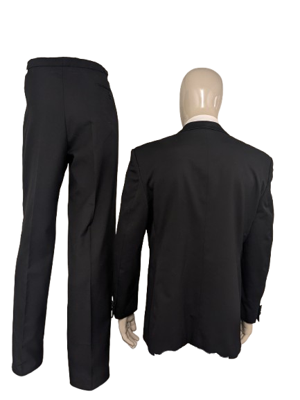 Smoking (Combinatiemaat). Zwart gekleurd. Colbert mt 26. Pantalon mt 106.