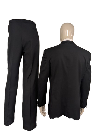 Smoking (Combinatiemaat). Zwart gekleurd. Colbert mt 26. Pantalon mt 106.