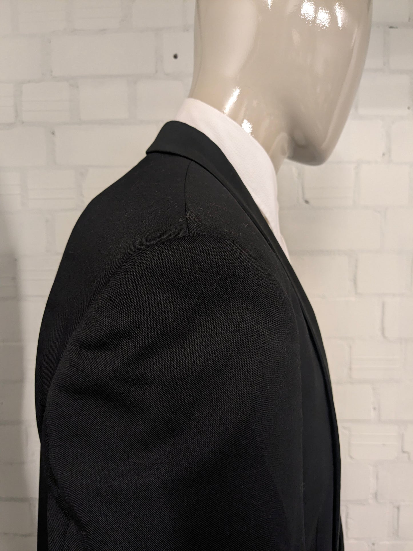 Smoking (Combinatiemaat). Zwart gekleurd. Colbert mt 26. Pantalon mt 106.